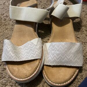 Skechers bobs sandals woman size 9. Only used once